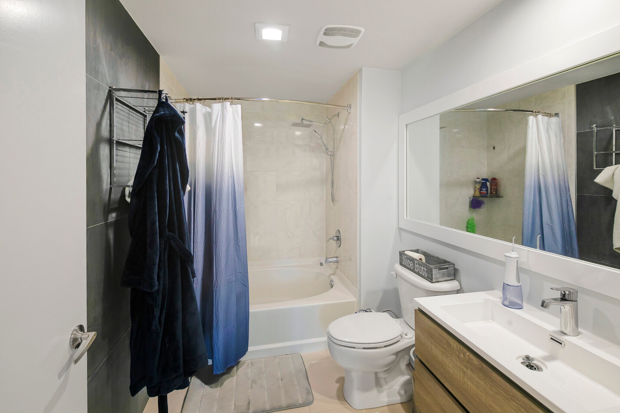 Master bathrroom - 18800 NE 29th Ave