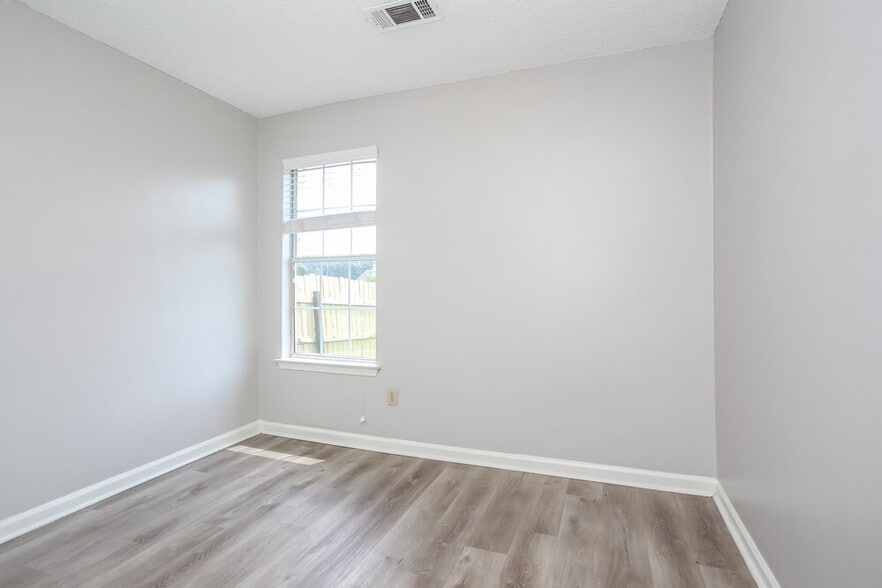 Building Photo - 4671 Lindawood Ln