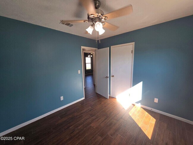 Building Photo - 209 S Maryella Ave