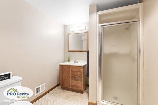 Building Photo - 3 Bedroom Home in St. Louis Park