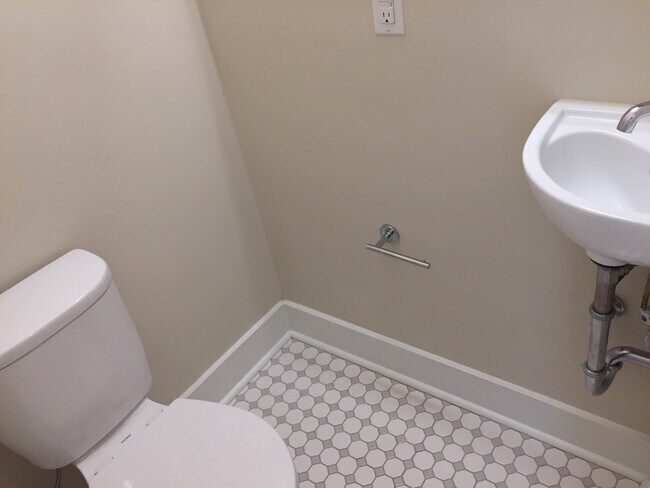 Building Photo - 2 Bedroom 1.5 Bath Apartment in Cannonborough - Downtown