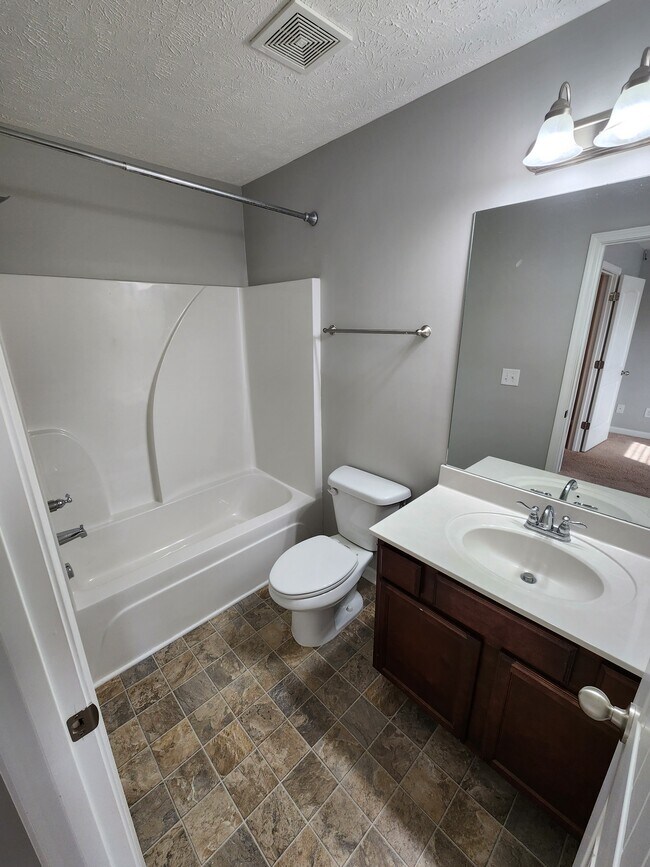 Building Photo - 826 Lower Park Pl