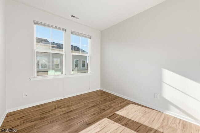 Building Photo - 6 Bond St