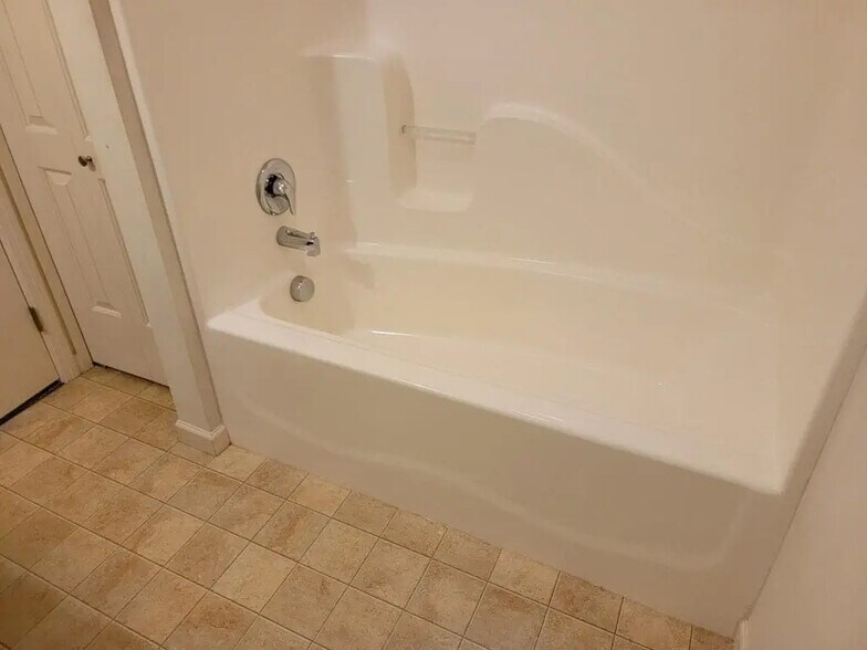 Building Photo - 639 Winding Ln