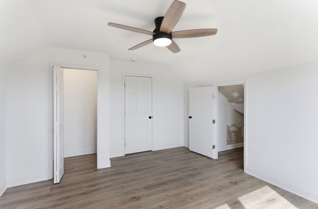 Building Photo - 2303 Parkview Ave