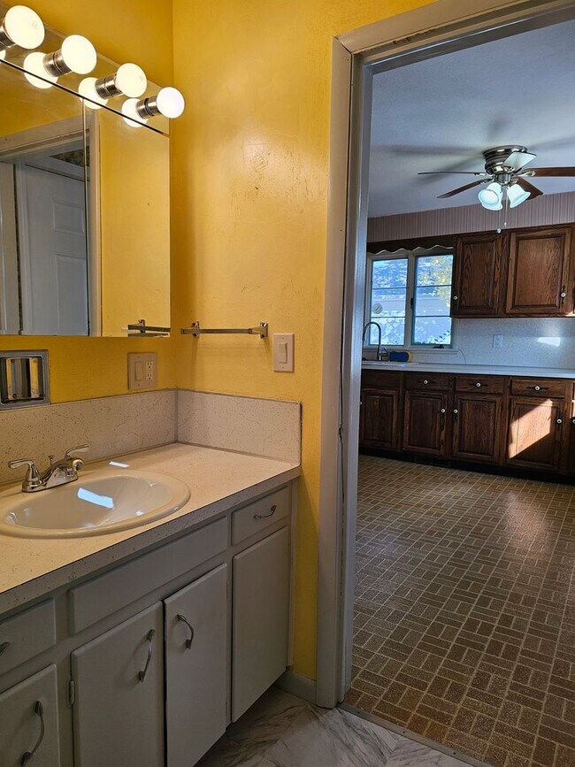 Building Photo - Great Two Bedroom Home in Haskins