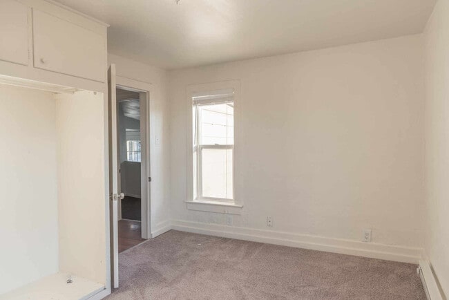 Building Photo - UPDATED 2 Bedrm  1Bath Home - Granite, Stainless Steel Appliances