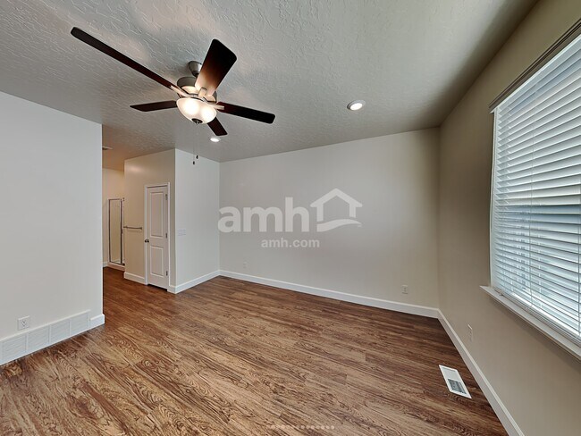 Building Photo - 2986 E N Vlg Dr