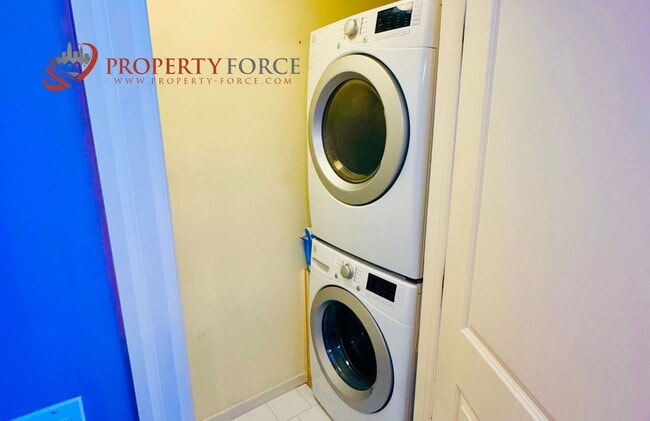 Building Photo - Beautiful 2 Bed 2 bath Available with grea...