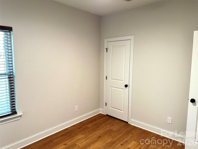 Building Photo - 525 N Linwood Ave