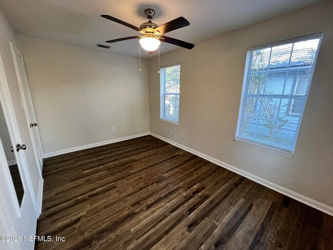 Building Photo - 4550 Crescent St