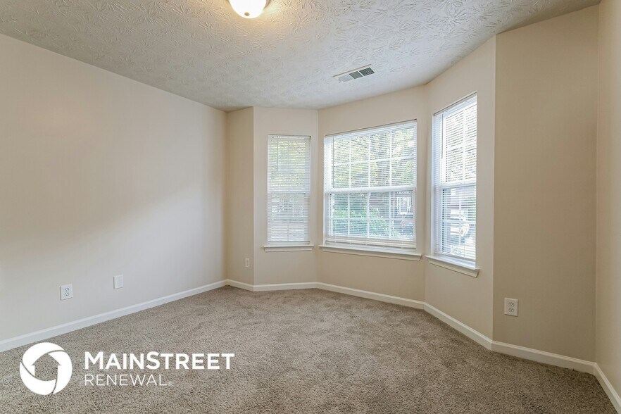 Building Photo - 2000 Redwood Trace