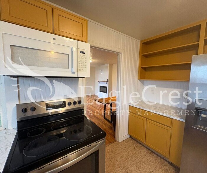 Building Photo - Spacious 3-Bedroom 2 bathroom Home with Great Mountain Views and Bonus Room!!