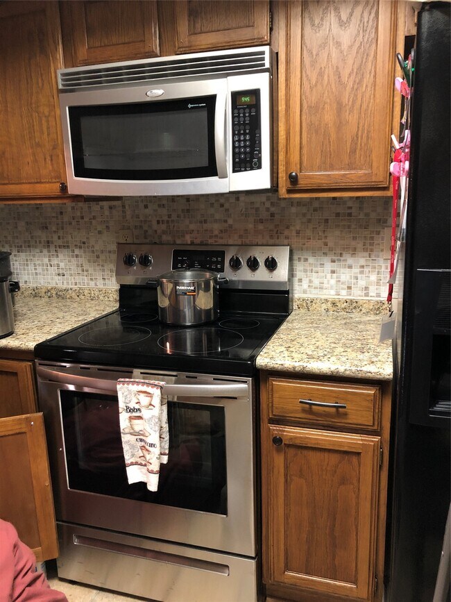 Building Photo - 4444 Victory Dr