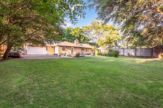 Building Photo - Beautifully Updated 3/2 Ranch-Style House ...