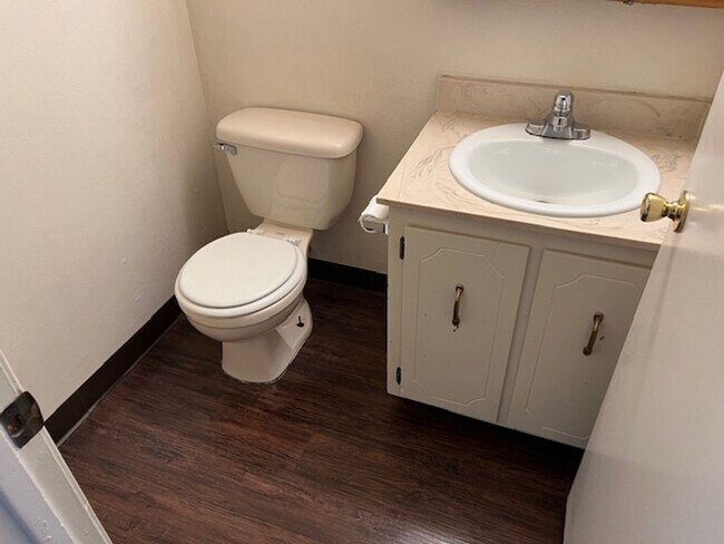 Building Photo - 3 bedroom 1.5 bathroom condo in Davis