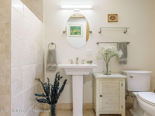 Building Photo - 10 Purdy Hollow Rd