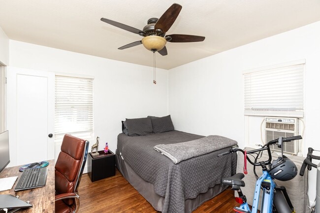 Building Photo - Charming, upgraded, and great outdoor spac...