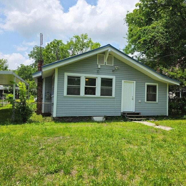 Building Photo - Beautifully Renovated 3 Bedroom 1 Bath Home