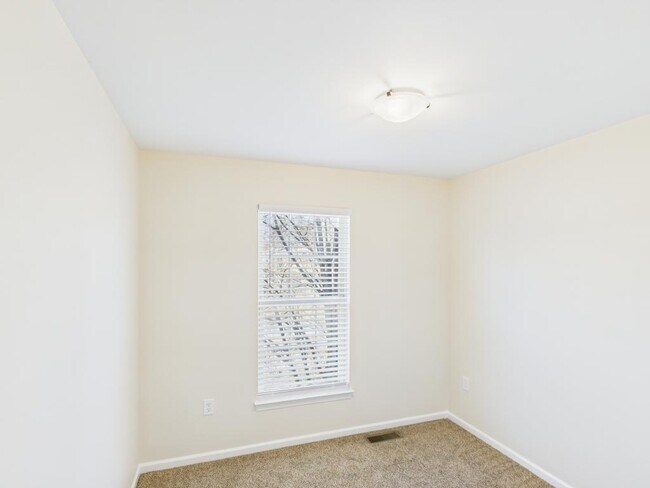 Building Photo - 720 E Newport Rd