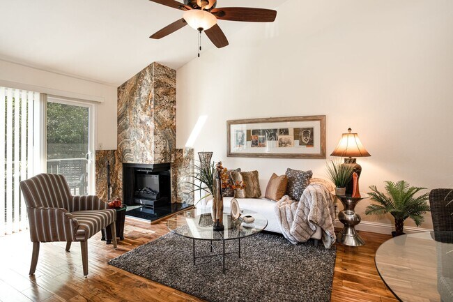 Building Photo - A Spacious 2 bedroom, 2 bathroom Townhouse - Upscale That’s Right On Trend