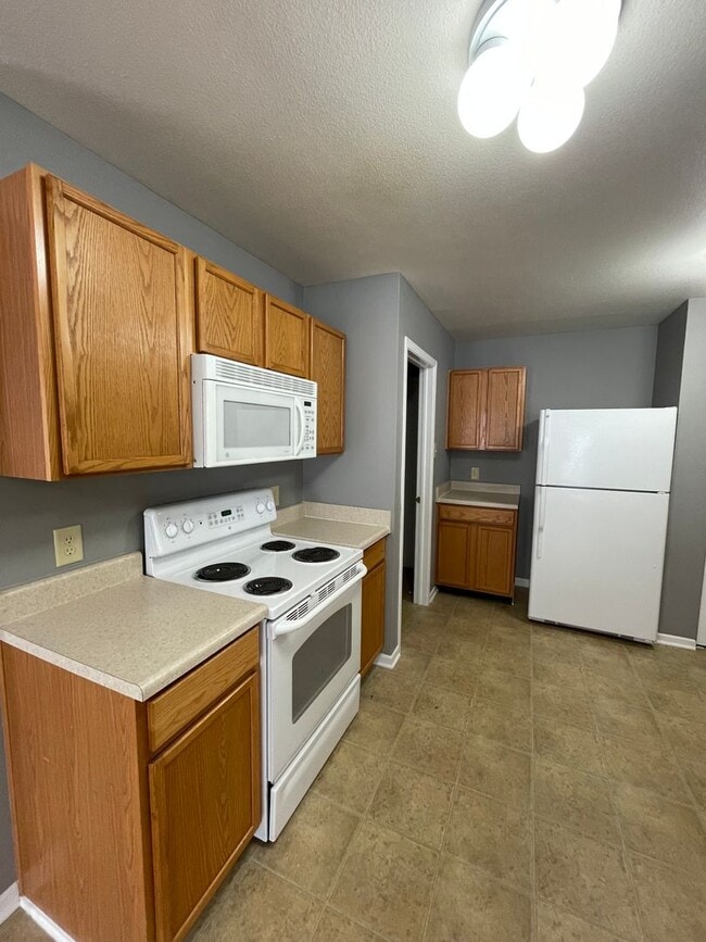 Building Photo - Shelbyville - 3 BR  home with loft