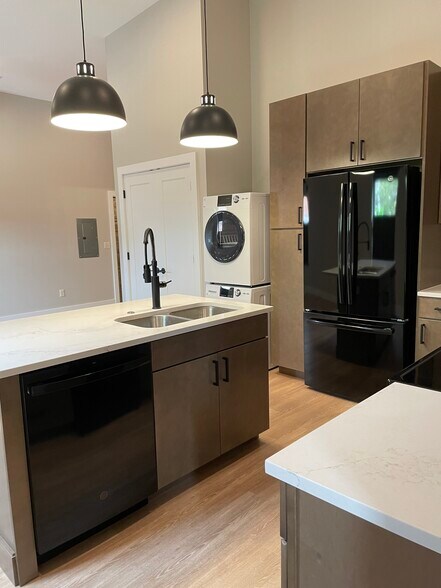Apt - kitchen, fridge, W/D - 106 W Middle St