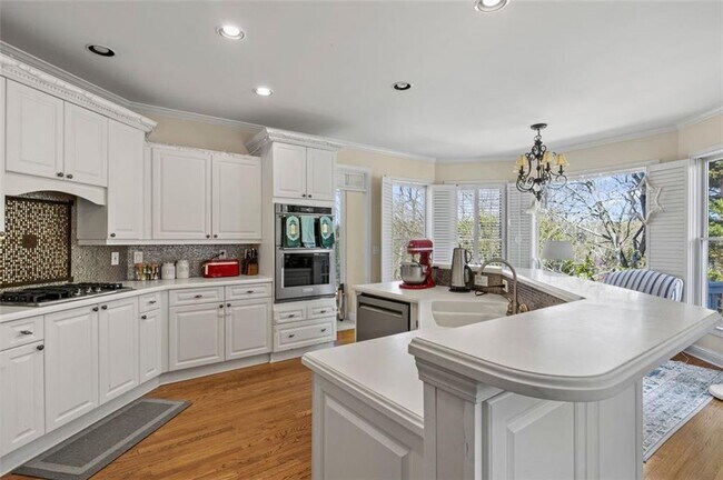 Building Photo - 5685 Lake Manor Trce