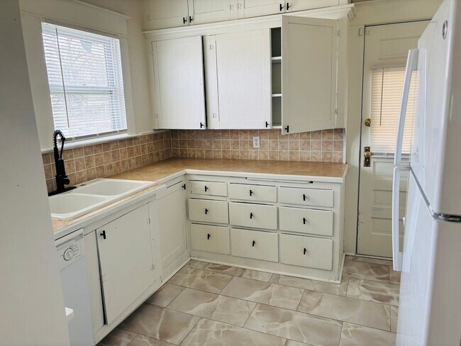 Building Photo - Charming 3 Bedroom Single-Family