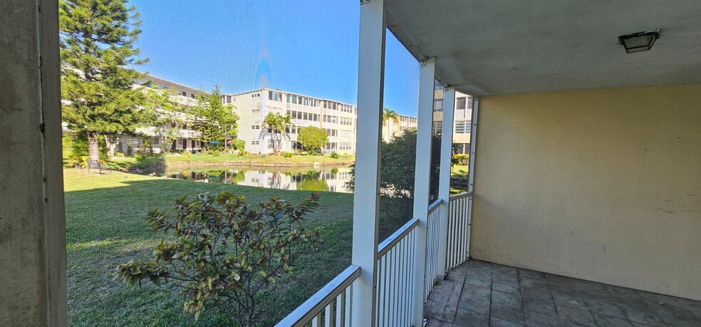 Building Photo - 1670 NE 191st St