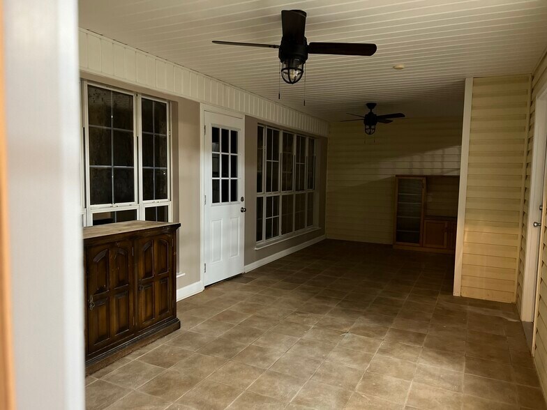 Building Photo - 112 Creekview Trl