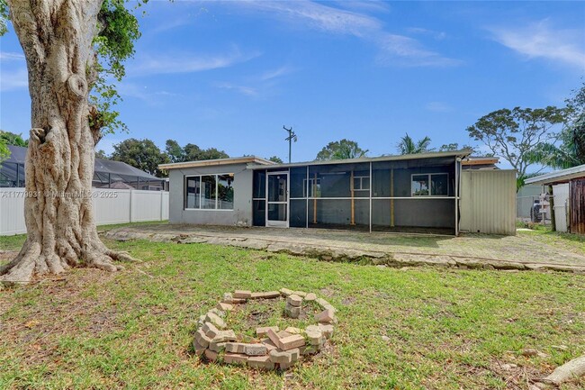 Building Photo - 924 N 30th Rd