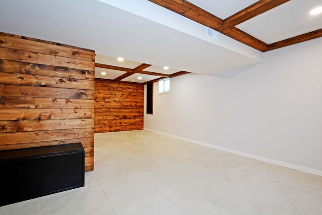 Building Photo - Beautiful 4-Bedroom Home in Vadnais Height...