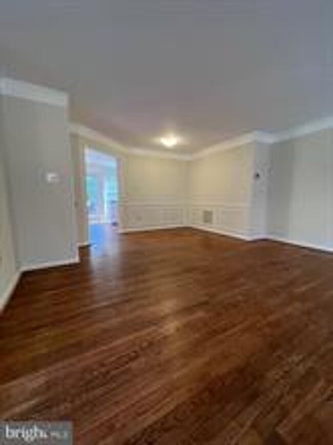 Building Photo - BEAUTIFUL END UNIT TH NEAR DOWNTOWN ROCKVILLE