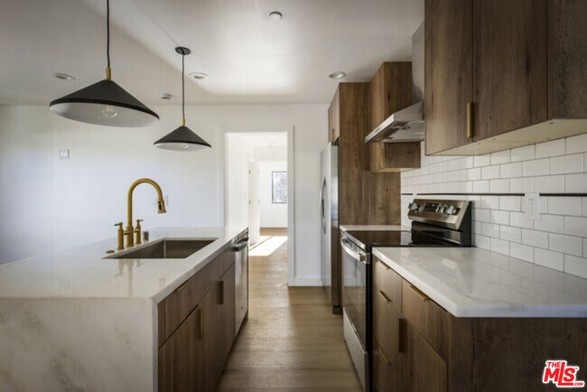 Building Photo - 2653 Vineyard Ave