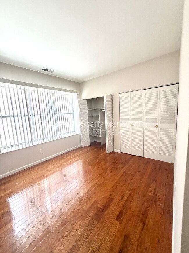 Building Photo - 5535 Pershing Ave