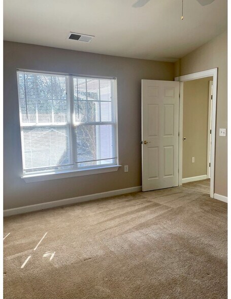 Building Photo - Room in Condo on Morreene Rd