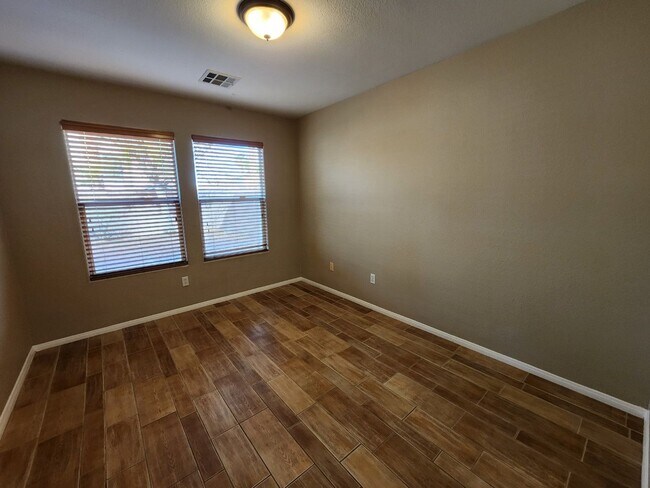 Building Photo - Beautiful former Model Home located near Southern Highlands Golf Club.