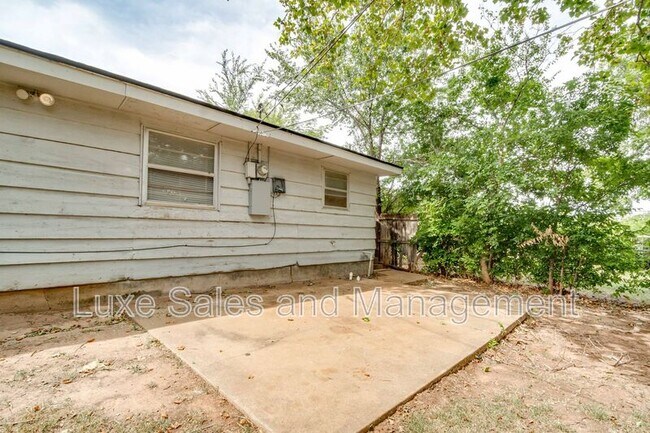 Building Photo - 3005 SW 52nd Pl