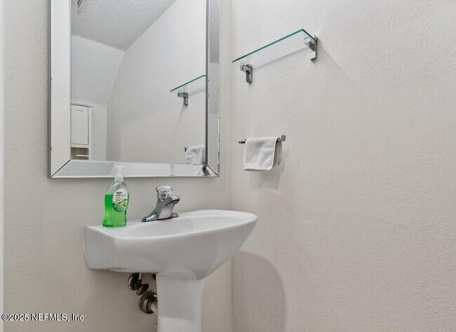 Building Photo - 411 Walnut Dr