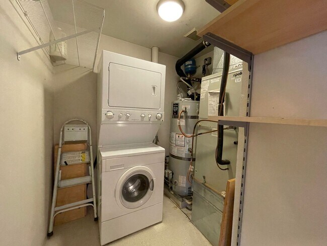 Building Photo - Fantastic Condo in NW Portland with Washer...