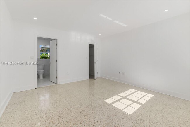 Building Photo - 725 91st St