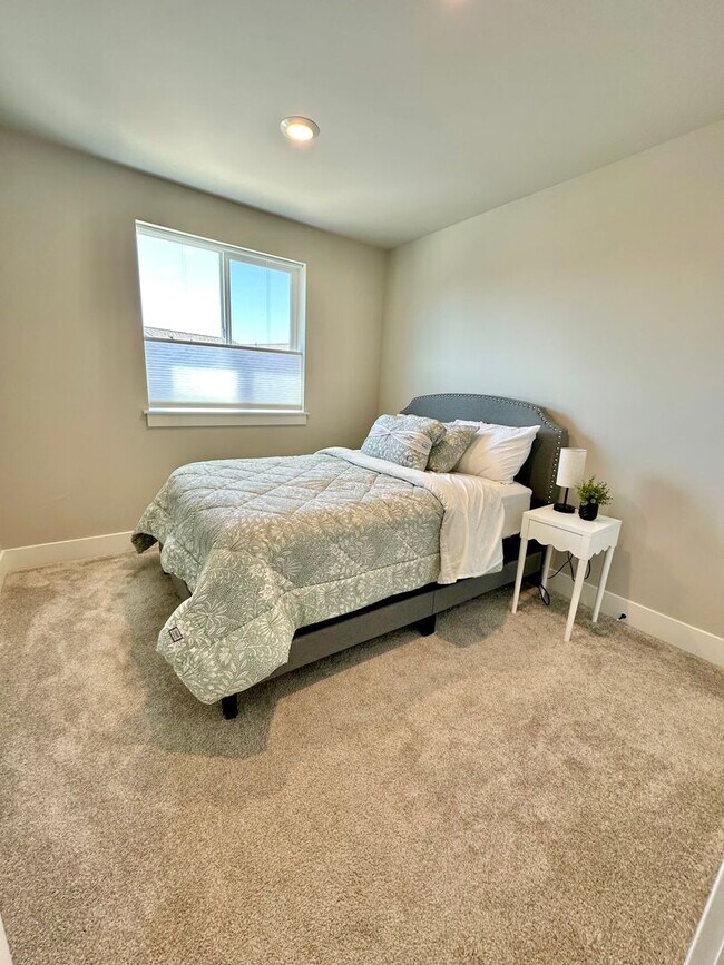 Building Photo - Beautiful 3 bdrm end unit townhome with side yard available in Petrosa.