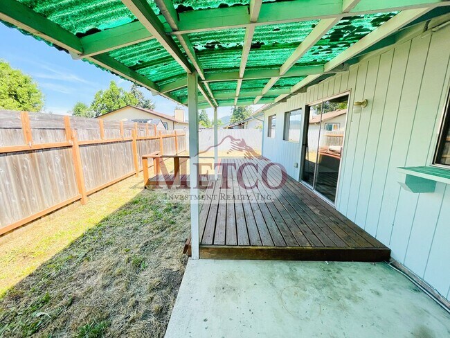 Building Photo - Nice 2 Bedroom Duplex in Springfield!