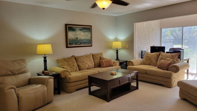 Building Photo - Annual turnkey/seasonal furnished ground floor condo in 55+ Community in Sarasota