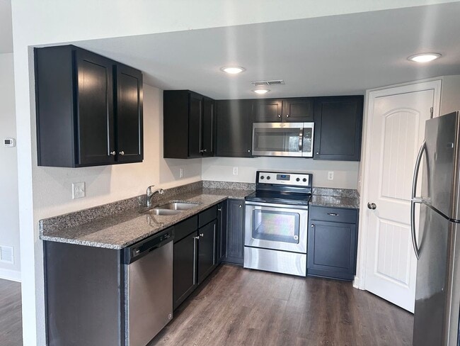 Building Photo - 3 Bed | 2.5 Bath | 2 Car Garage Townhome in Grain Valley w/ Special