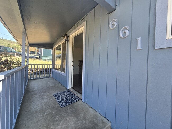 Building Photo - 661 NE Meadow Ave
