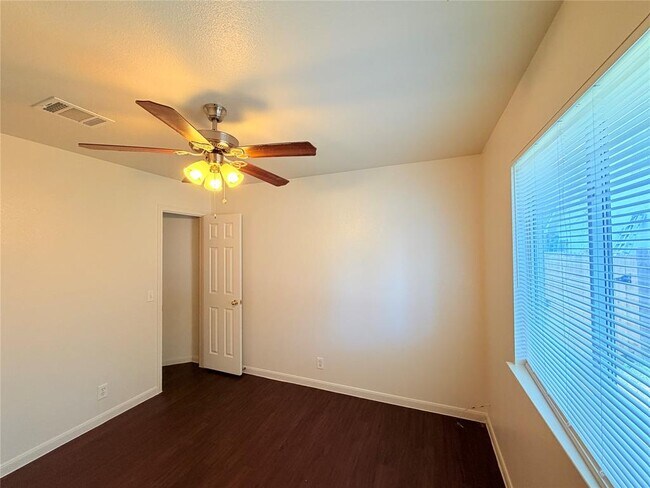 Building Photo - 124 Estate Cove