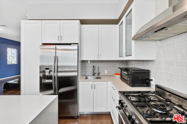 Building Photo - 5933 W Luna Park