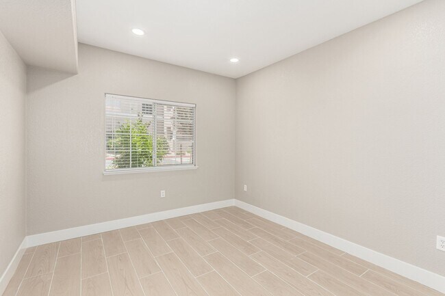 Building Photo - Upgraded 2 Bed 2 Bath with attached 1 Car ...
